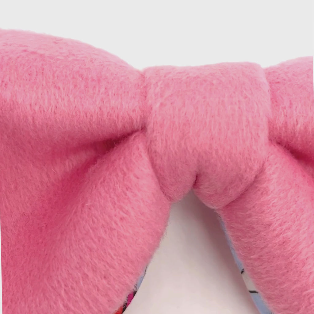 the video showcasing the close up design of Rainbow Dreamer Bow
