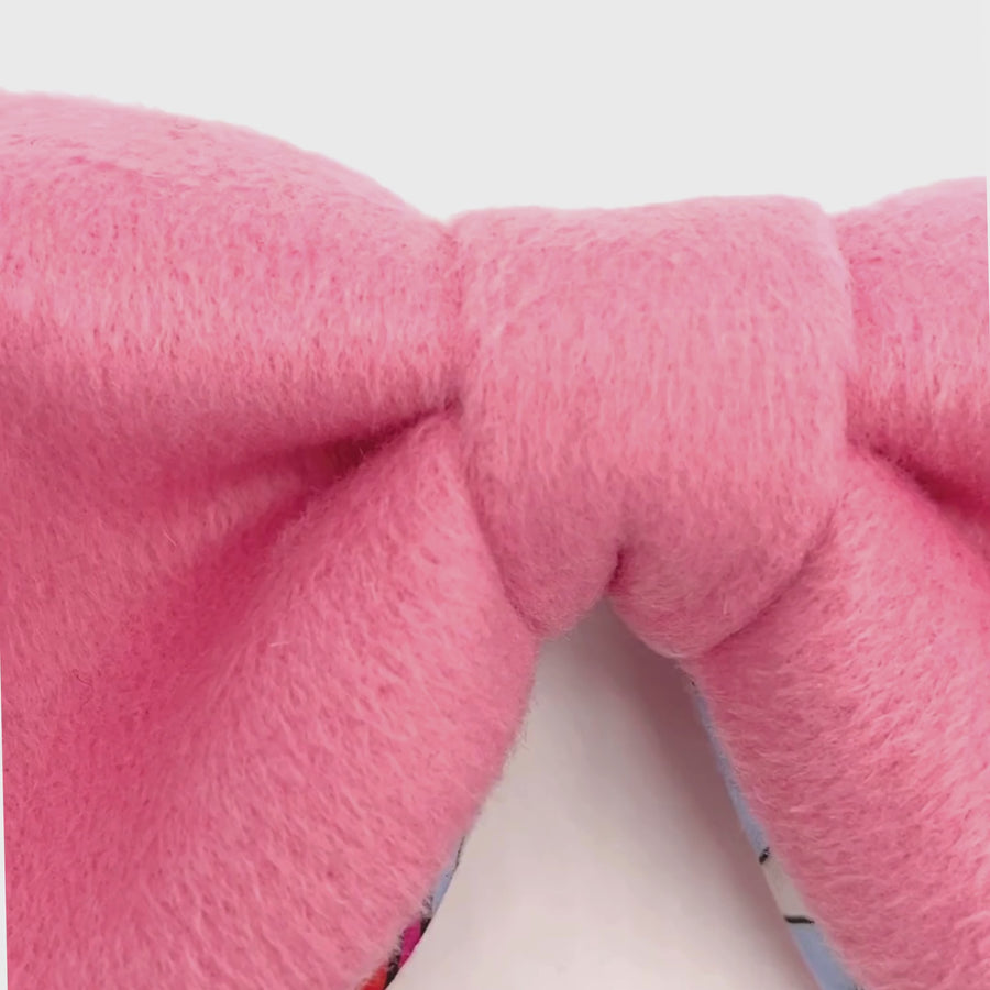 the video showcasing the close up design of Rainbow Dreamer Bow